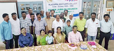 முன்னாள் மாணவர்கள் குழு புகைப்படம் எடுத்துக் கொண்டனர்.
