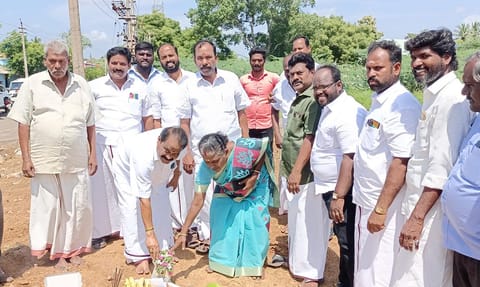 சவக்கட்டு ஊரணியை தூர்வார நடந்த பூமிபூஜையில் நகராட்சி தலைவர் துரைஆனந்த் மற்றும் கவுன்சிலர்கள் கலந்து கொண்டனர்.
