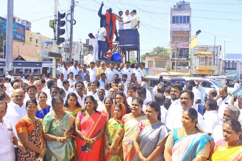 சந்திப்பில் உள்ள அண்ணா சிலைக்கு மாவட்ட செயலாளர்கள் அப்துல் வகாப் எம்.எல்.ஏ., முன்னாள் சபாநாயகர் ஆவுடையப்பன் தலைமையில் தி.மு.க.வினர் மாலை அணிவித்த காட்சி.