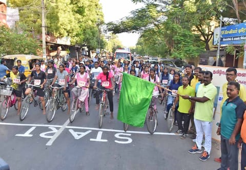 சைக்கிள் போட்டியை துணைமேயர்  ராஜூ கொடியசைத்து தொடங்கி வைத்த காட்சி