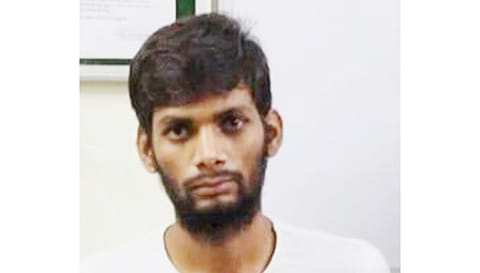 கைது செய்யப்பட்ட மணிஷ்.