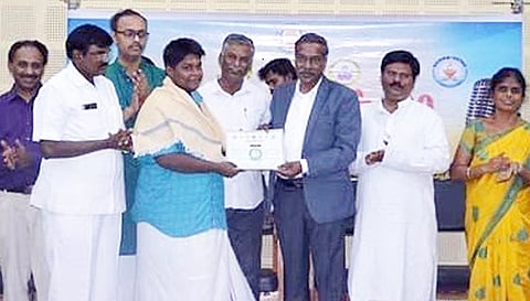 பேச்சு போட்டியில் வெற்றி பெற்றவர்களுக்கு பல்கலைக்கழக துணைவேந்தர் திருவள்ளுவன் பரிசு வழங்கினார்.