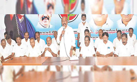 கூட்டத்தில் பொள்ளாச்சி ஜெயராமன் எம்.எல்.ஏ., பேசிய காட்சி.&nbsp;