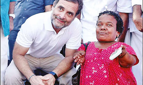 ராகுல்காந்தி மாற்றுத்திறனாளி பெண்ணிடம் பேசிய போது எடுத்த படம்.