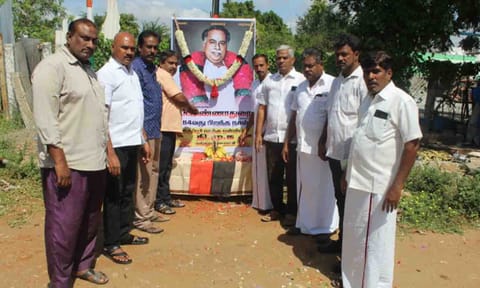 அண்ணாவின்  உருவ படத்திற்கு தி.மு.க. சார்பில் மரியாதை செலுத்தப்பட்ட காட்சி.
