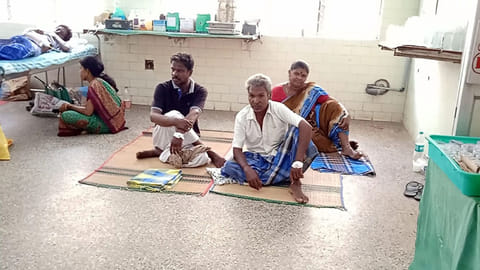 படுக்கை வசதியின்றி தரையில் தங்கியிருக்கும் நோயாளிகள்.
