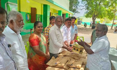&nbsp;நலத்திட்ட உதவிகள் வழங்கப்பட்ட காட்சி.