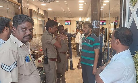 கொள்ளை நடந்த கடையில் போலீசார் விசாரணை நடத்தினர்.