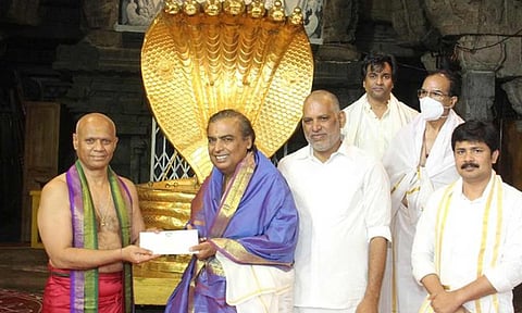 தர்ம ரெட்டி,முகேஷ் அம்பானி,அதிகாரிகள்