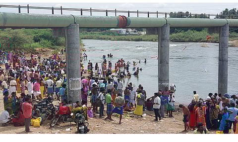 ஈமச்சடங்குகள் செய்ய தென்பெண்ணை ஆற்றங்கரையில் திரண்ட பொதுமக்கள்.