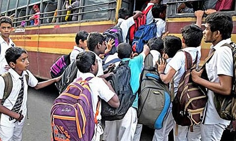 தமிழகம் முழுவதும் 28 லட்சம் பள்ளி மாணவர்களுக்கு இலவச பஸ் பாஸ் அட்டை தயாராகிறது