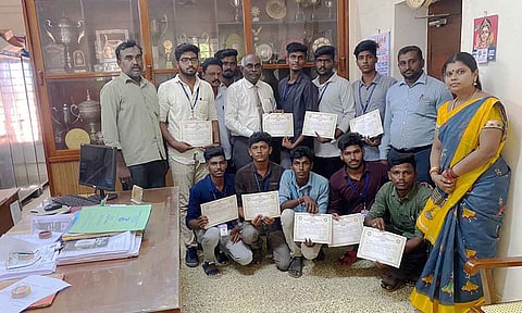 சான்றிதழ் பெற்ற மாணவர்களை கல்லூரி முதல்வர், பேராசிரியர்கள் பாராட்டிய காட்சி.