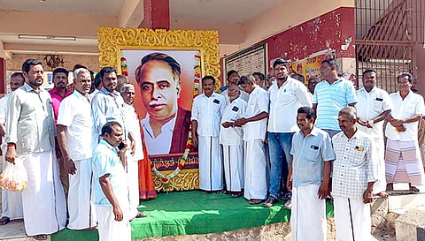 தி.மு.க. வினர் அண்ணா படத்திற்கு மாலை அணிவித்து மரியாதை செலுத்தினர்.