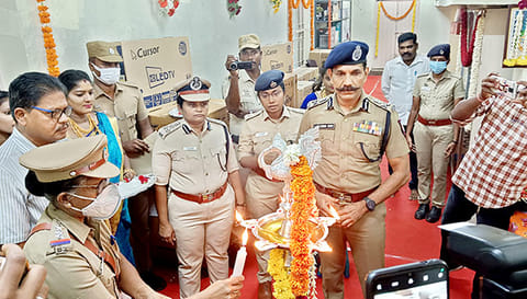 பல்பொருள் அங்காடியை டி.ஜி.பி. சைலேந்திரபாபு குத்துவிளக்கு ஏற்றி திறந்து வைத்தார்.