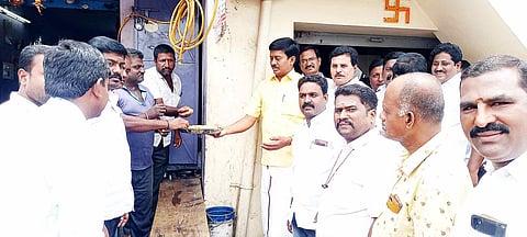 அண்ணா பிறந்தநாளை முன்னிட்டு இனிப்பு வழங்கி கொண்டாடிய காட்சி.