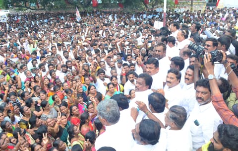 எத்தனை வழக்குகள் போட்டாலும் கவலைப்பட மாட்டோம்-கோவை ஆர்ப்பாட்டத்தில் எஸ்.பி. வேலுமணி பேச்சு