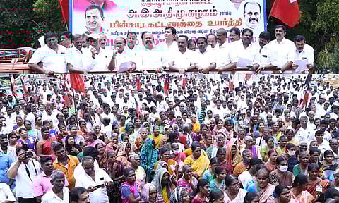 பொள்ளாச்சி ஜெயராமன் எம்.எல்.ஏ., தலைமையில் அ.தி.மு.க.வினர் ஆர்ப்பாட்டம் நடத்திய காட்சி.&nbsp;