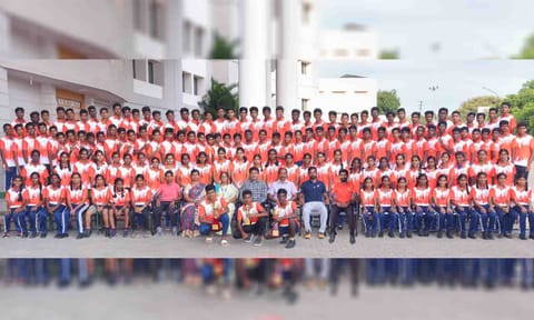 &nbsp;வெற்றி பெற்ற மாணவ, மாணவிகளையும், உடற்கல்வி ஆசிரியர்களையும் பள்ளியின் தாளாளர்   கார்த்திகேயன்  பாராட்டி வாழ்த்து தெரிவித்த காட்சி.