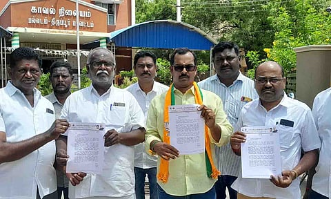 பல்லடம் போலீஸ் நிலையத்தில் புகார் அளித்த காட்சி.