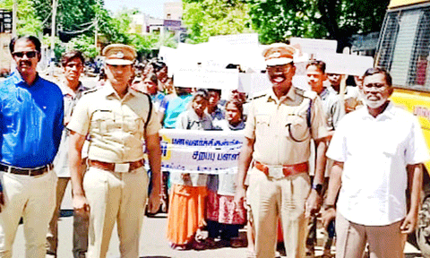 போதை பொருள் விழிப்புணர்வு ஊர்வலத்தில் கலந்து கொண்டவர்கள்.