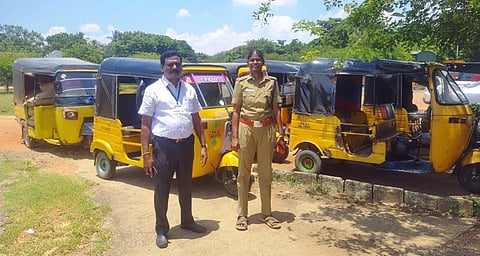 &nbsp;பறிமுதல் செய்யப்பட்ட ஆட்டோக்களுடன்  வட்டார போக்குவரத்து அலுவலர் அருணாசலம், ஆய்வாளர் விமலா ஆகியோர் உள்ளனர்.