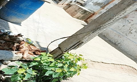 சேதமடைந்த மின் கம்பத்தை படத்தில் காணலாம்.