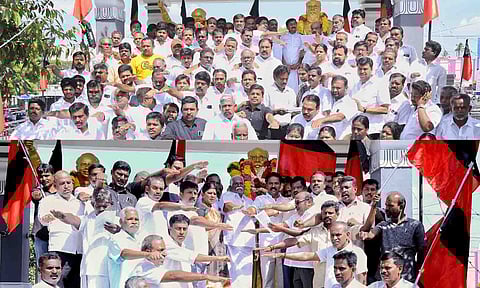 தி.மு.க. சார்பில் தமிழக செய்தித்துறை அமைச்சர்  மு.பெ.சாமிநாதன் தலைைமயில் பெரியார் சிலைக்கு மாலை அணிவித்து உறுதிமொழி ஏற்ற தி.மு.க. நிர்வாகிகள், தொண்டர்கள். ம.தி.மு.க. சார்பில் நடைபெற்ற நிகழ்ச்சியில் பங்கேற்றவர்கள்.