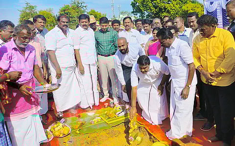 பணிமனை மற்றும் ஆய்வக கட்டுமான பணிகளை அமைச்சர் ராஜகண்ணப்பன் தொடங்கி வைத்தார். அருகில் கலெக்டர் ஜானிடாம் வர்கீஸ், முருகேசன் எம்.எல்.ஏ. மற்றும் பலர் உள்ளனர்.