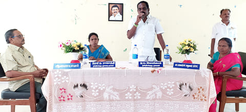 தேவகோட்டை யூனியன் கூட்டம் தலைவர் பிர்லா கணேசன் தலைமையில் நடந்தது.
