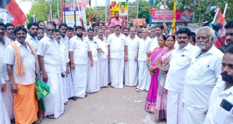 அண்ணா சிலைக்கு ஒன்றிய செயலாளர் சண்முக வடிவேல் தலைமையில் தி.மு.க.வினர் மரியாதை செலுத்தினர்.