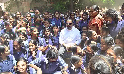 கோவை துணி வணிகர் பள்ளிக்கு வருகை தந்த கமல்ஹாசனுடன் மாணவிகள் குழு புகைப்படம் எடுத்து கொண்டனர்.