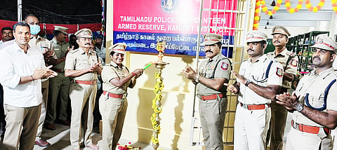 ராணிப்பேட்டை ஆயுதபடை வளாகத்தில் பல்பொருள் அங்காடி திறந்து வைத்த காட்சி.