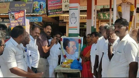 ஆலங்குளத்தில் நகர தி.மு.க. சார்பில் அண்ணா உருவப்படத்திற்கு மரியாதை செலுத்தப்பட்ட காட்சி.