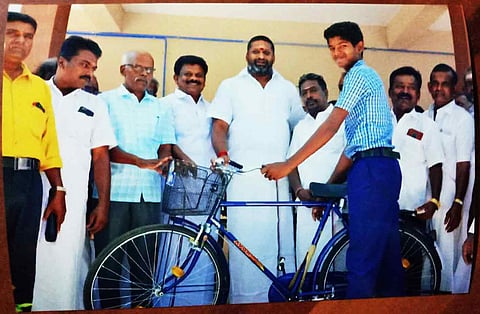 &nbsp;இலவச சைக்கிள் வழங்கும் விழா நடைபெற்ற போது எடுத்த படம்.
