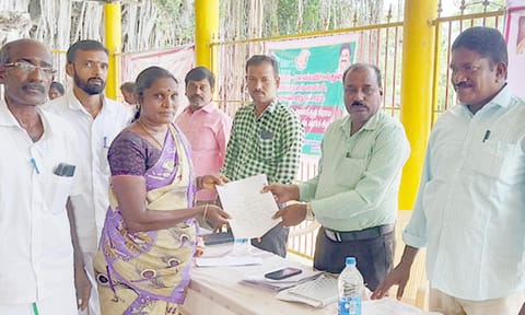 கூட்டத்தில் வேதாரண்யம் தாசில்தார் ரவிச்சந்திரனிடம் பொதுமக்கள் மனு அளித்தனர்.
