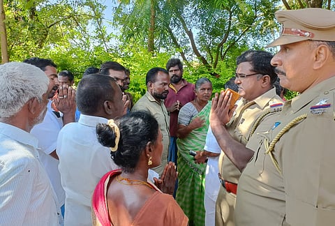 அரசு துணை சுகாதார நிலையத்தை பொதுமக்கள் முற்றுகையிட்டு போராட்டம்