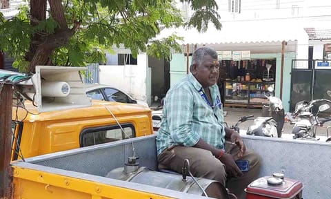 கொசு மருந்து அடிக்கும் வாகனத்தில்   ஒலிபெருக்கி அமைக்கப்பட்டு    விழிப்புணர்வு மேற்கொள்ளப்பட்ட காட்சி.&nbsp;&nbsp;