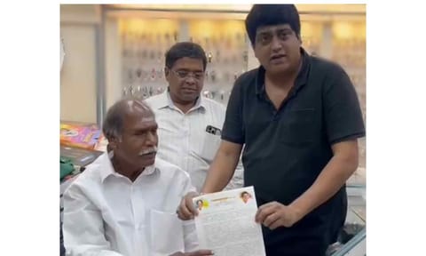 முதல்-அமைச்சர் ரங்கசாமியிடம் என்.ஆர். காங்கிரஸ் பிரமுகர் ராம் முனுசாமி மனு அளித்த போது எடுத்த படம்.