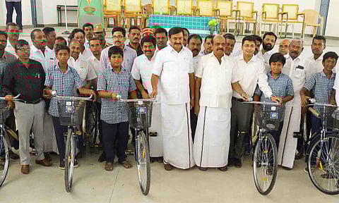 திருப்பூர் நஞ்சப்பா பள்ளியில் மாணவர்களுக்கு விலையில்லா சைக்கிள்களை அமைச்சர் மு.பெ.சாமிநாதன் வழங்கிய காட்சி.&nbsp;