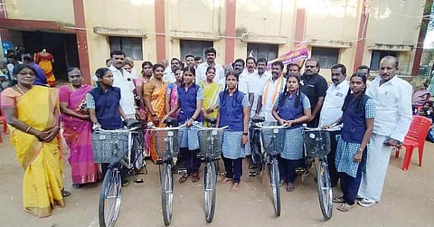 மாணவிகளுக்கு விலையில்லா சைக்கிள்களை தி.மு.க. மாவட்ட செயலாளர் சிவபத்மநாதன், பழனிநாடார் எம்.எல்.ஏ. ஆகியோர் வழங்கிய காட்சி.
