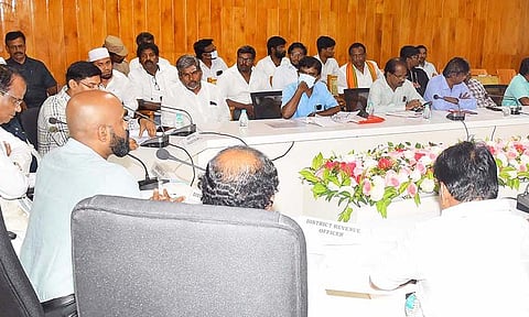 ராமநாதபுரம் மாவட்ட வளர்ச்சி திட்ட பணிகள் குறித்து மத்திய மந்திரி ஜான்பெர்லா தலைமையில் ஆய்வுக்கூட்டம் நடந்தது. அருகில் கலெக்டர் ஜானிடாம் வர்கீஸ் உள்ளார்.