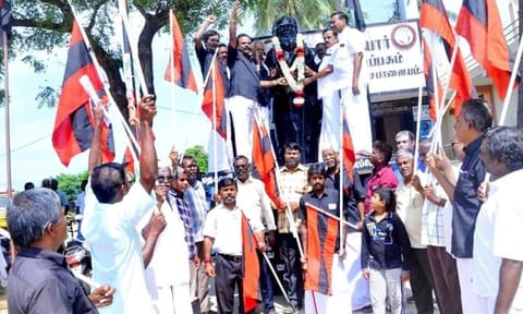 பெரியார் சிலைக்கு ம.தி.மு.க.வினர் மாலை அணிவித்தனர்.