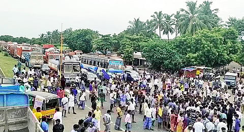 கிராம மக்கள் சாலைமறியல் செய்ததால் வாகனங்கள் அணிவகுத்து நின்ற காட்சி.