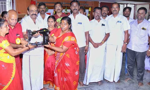 நிகழ்ச்சியில் பக்தர்களுக்கு தையல் எந்திரத்தை  செல்வராஜ் எம்.எல்.ஏ., வழங்கிய காட்சி.&nbsp;