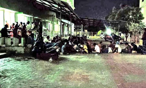 ரத்த பரிசோதனை முடிவுக்காக காத்திருக்கும் நோயாளிகளின் உறவினர்கள்.