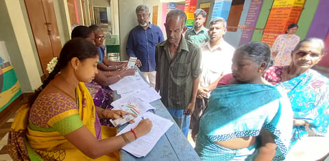 வாக்குசாவடிகளில் ஆதார் அட்டை இணைப்பு சிறப்பு முகாம்