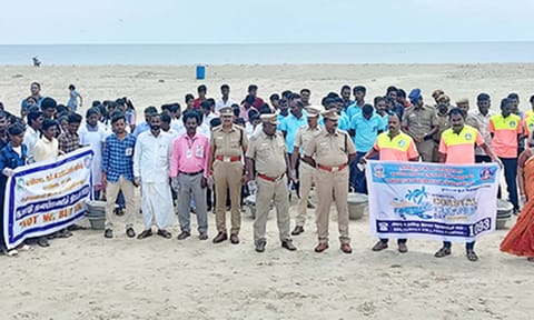 கடற்கரையில் ஆணையர் ஹேமலதா தலைமையில் அனைவரும் உறுதிமொழி எடுத்துக்கொண்டனர்.