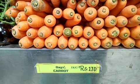 கோவையில் உள்ள சூப்பர் மார்க்கெட் ஒன்றில் கேரட் விலை ரூ.110-க்கு விற்பனை ஆன காட்சி. 