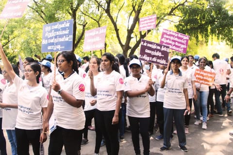 உடல் உறுப்பு தானத்தை வலியுறுத்தி மருத்துவ கல்லூரி மாணவ- மாணவிகள் மதுரையில் இன்று விழிப்புணர்வு பேரணி மற்றும் மனிதசங்கிலி நடத்தினர். அதில் பங்கேற்ற மாணவிகள் விழிப்புணர்வு பதாகைகள் ஏந்தியபடி வந்த காட்சி.