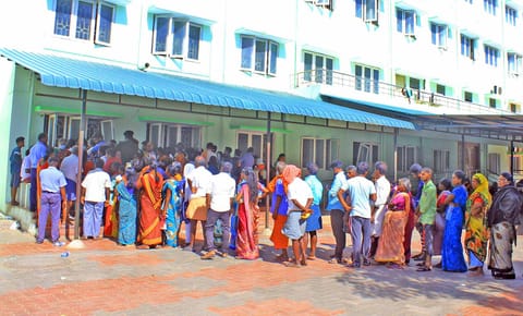 நெல்லை அரசு ஆஸ்பத்திரியில் உள்ள ரத்த பரிசோதனை பிரிவில்&nbsp; இன்று காலையில் பரிசோதனை அறிக்கையை பெறுவதற்காக நீண்ட வரிசையில் காத்திருந்த நோயாளிகளின் உறவினர்களை படத்தில் காணலாம்.